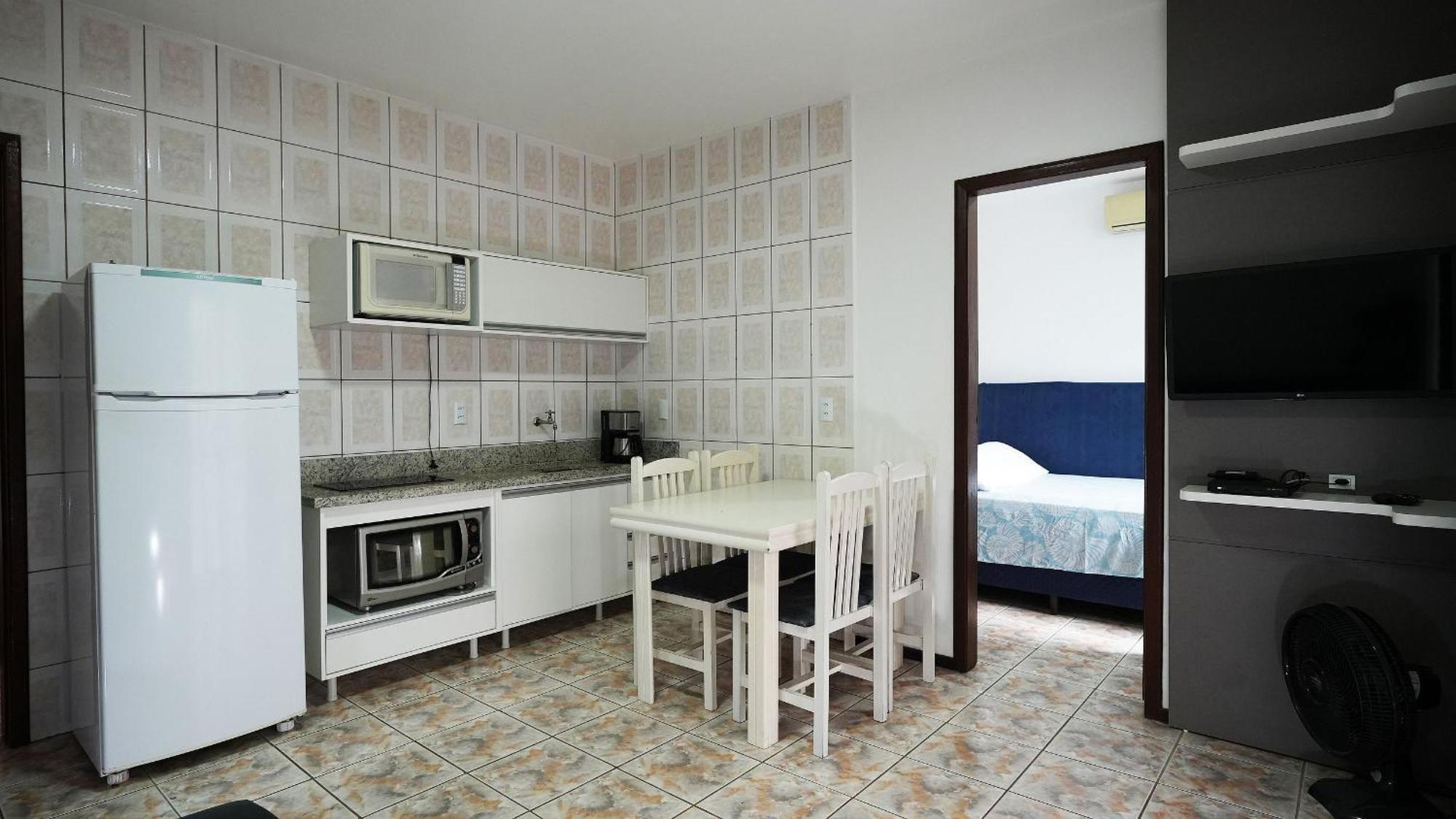 Residencial Adolfo - Mestre Naro บอมบินญัส ภายนอก รูปภาพ